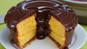 Delicioso bolo de cenoura com cobertura de chocolate